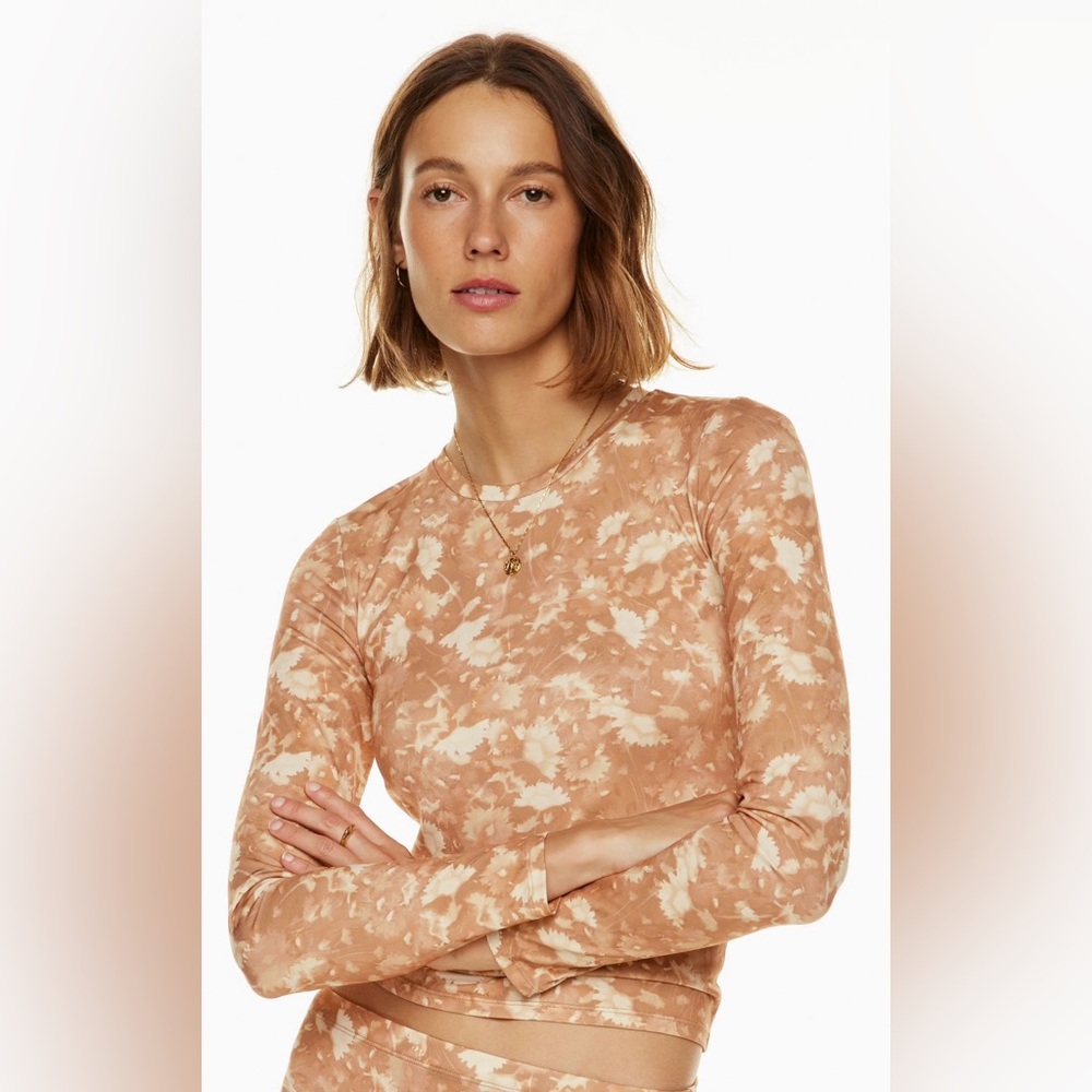 Wilfred Tie-Dye Crewneck Long Sleeve Top in Tan and Cream